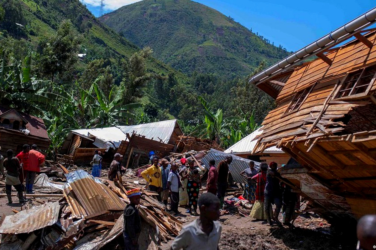 DR Congo floods: Digging through mud to find relatives