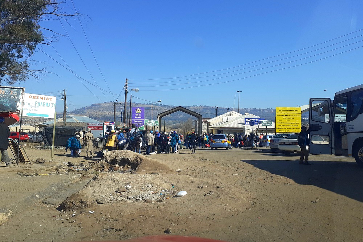 Youths charge Lesotho border jumpers