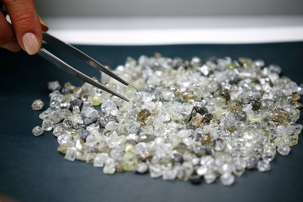Illegal diamond dealers face arrest Illegal diamond dealers face arrest