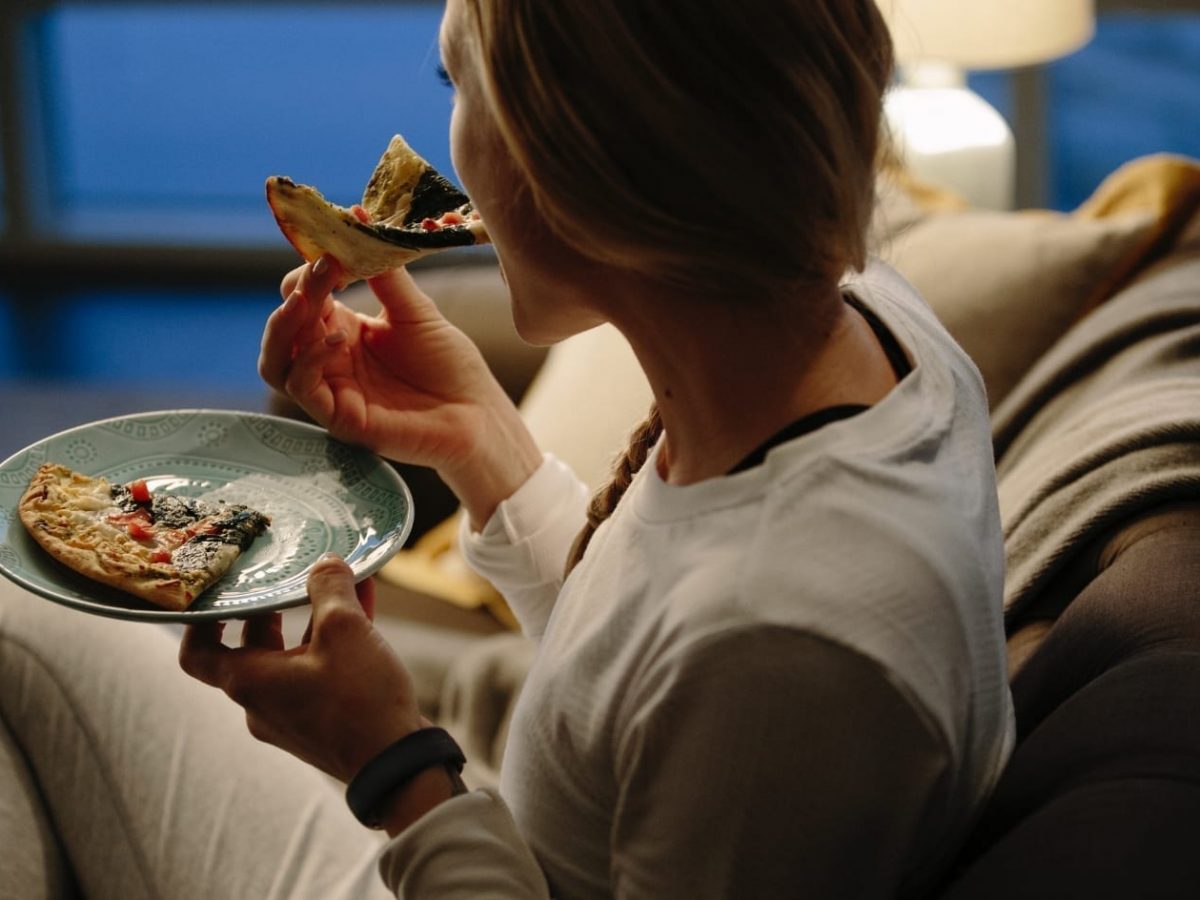 Eating late increases hunger, decreases calories burned Eating late increases hunger, decreases calories burned